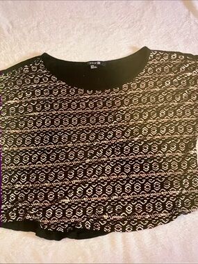 Forever 21 Black and White Geometric Crop Tee